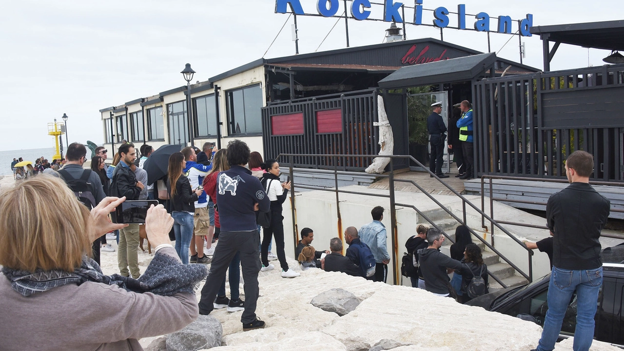 Vasco Rossi a Rimini assediato dai fan