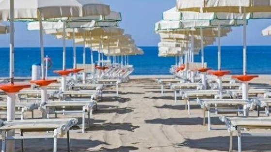 La spiaggia a fil di rete: "Boom di prenotazioni online per ombrelloni e lettini"