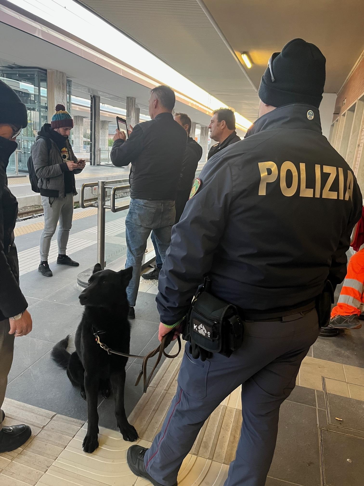 Jesi, hashish nel bagno della stazione e anziani adescati: raffica di  controlli di polizia