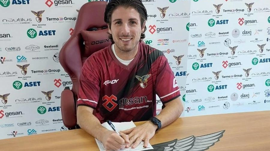 Ha 31 anni, giocava nel Breno (serie D bresciana), un gol in 14 partite. In carriera tre presenze in A nel Palermo e un centinaio tra i professionisti