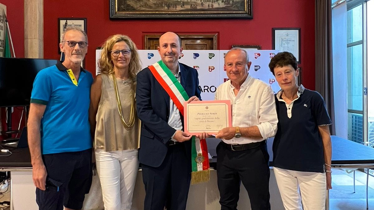 Turisti In Vacanza A Pesaro Da 45 Anni, Il Vice Sindaco Li Premia 