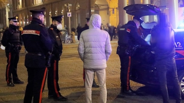 Accoltellato al collo a Bologna, sangue e paura in piazza Verdi