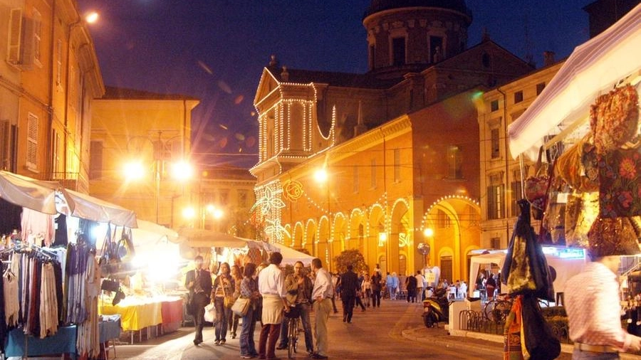 Sabato e domenica i banchi occuperanno anche via Emilia Santo Stefano