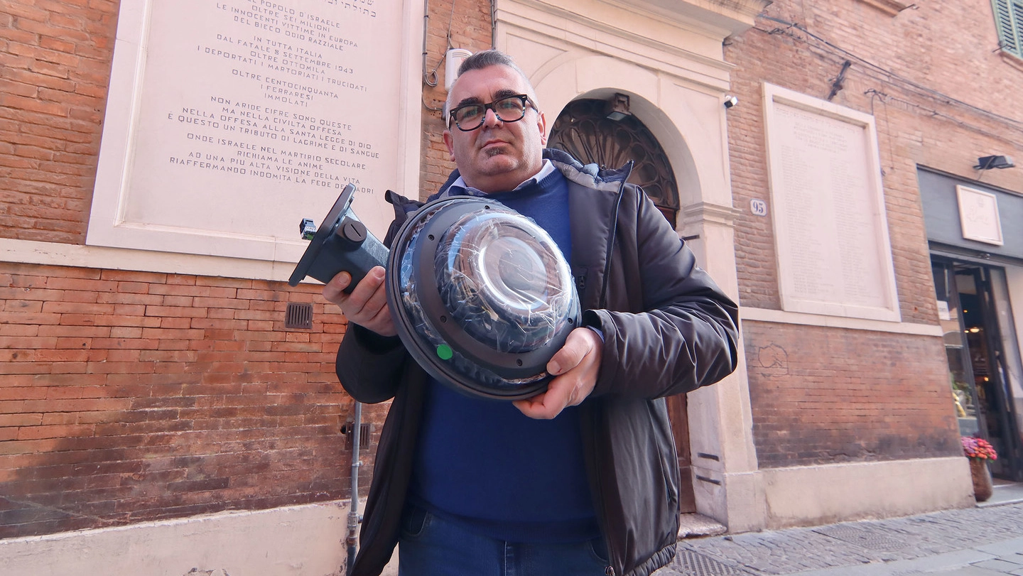 Istallazione delle telecamere di sicurezza nel ghetto ebraico: Nicola Lodi davanti alla Sinagoga di via Mazzini
