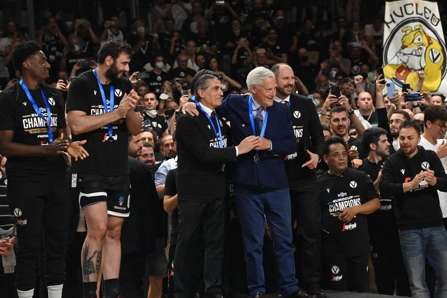 Il patron Massimo Zanetti festeggia sul palco abbracciando coach Scariolo