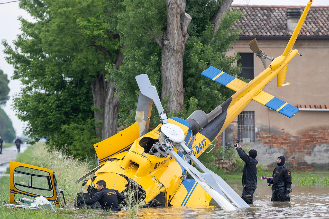 L'elicottero caduto in Romagna durante il controllo dei cavi della luce