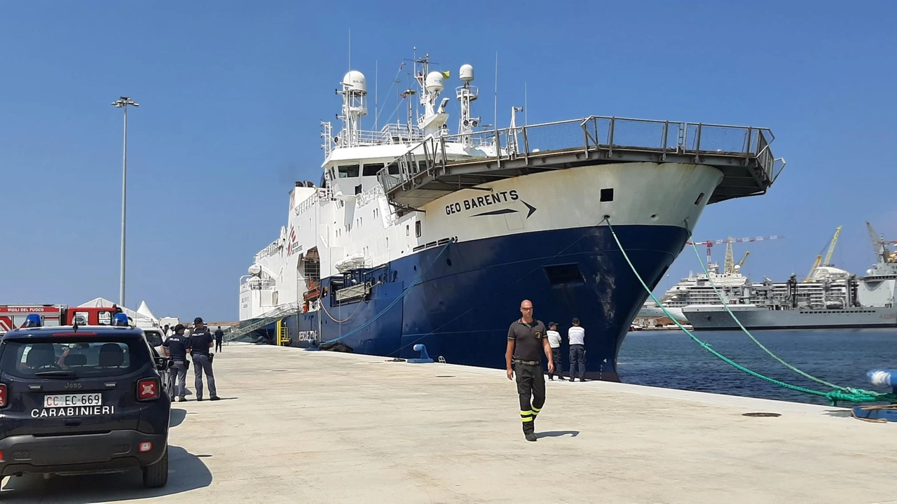 La nave Geo Barents attraccata al porto di  Ancona: a bordo 38 migranti