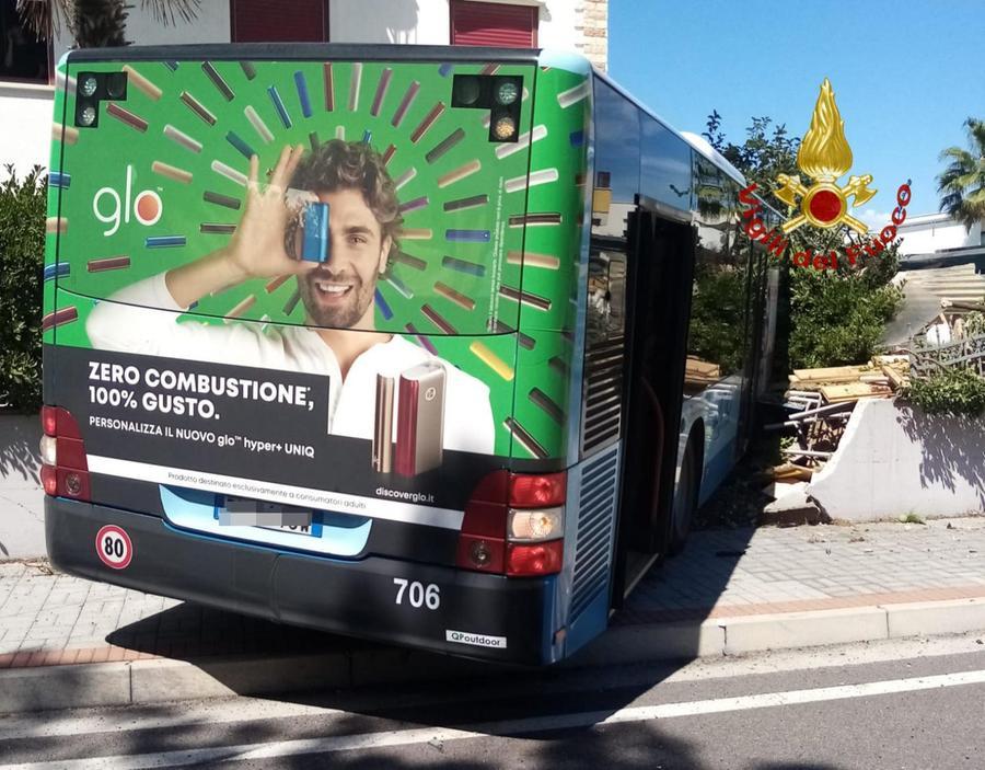 Incidente A Jesolo Scontro Bus Auto Due Ragazze Sono Gravi