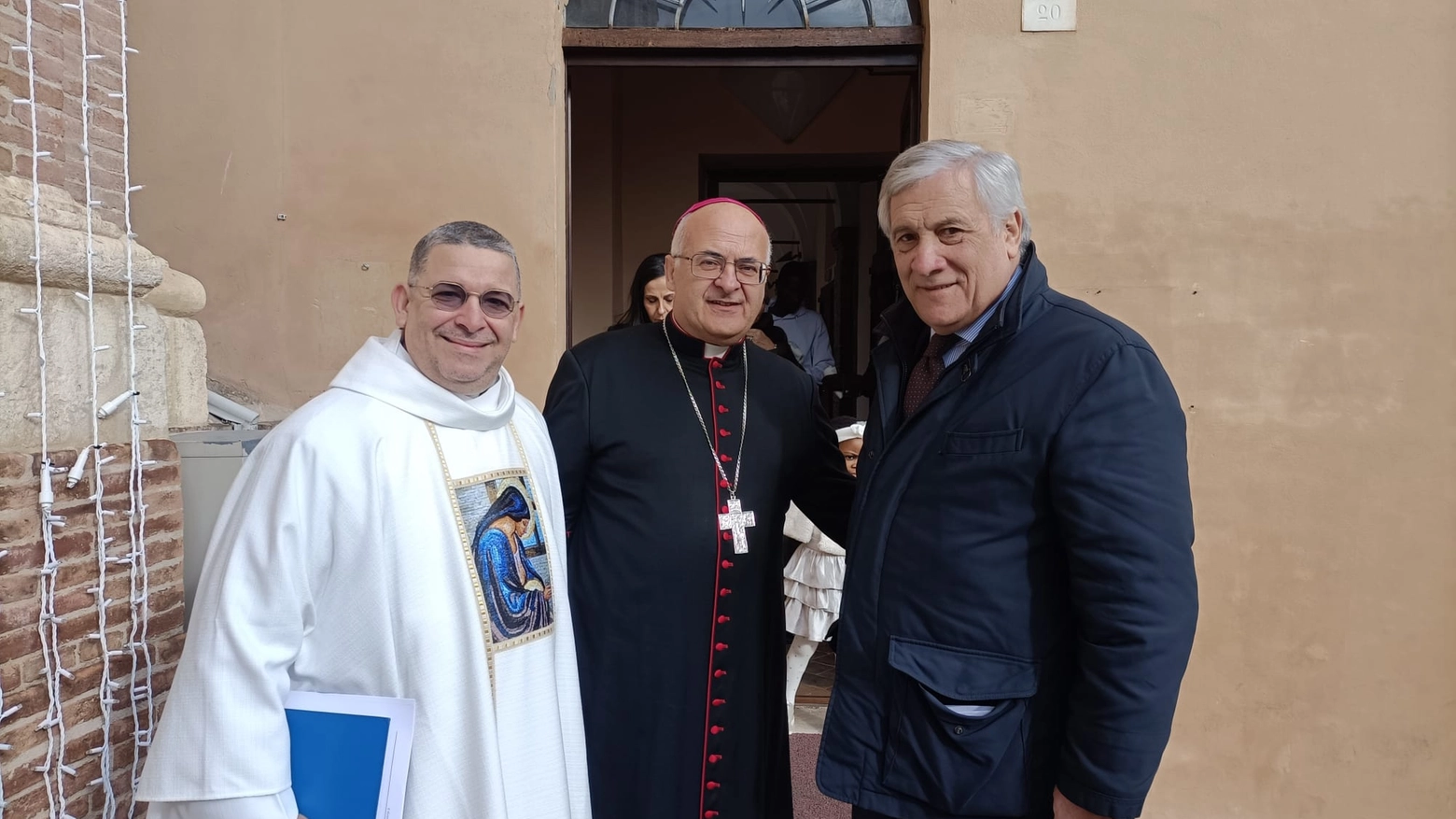 Da sinistra Don Aldo Buonaiuto, il vescovo Francesco Massara e il vicepremier Tajani (foto Ferreri)