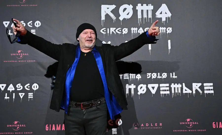 Vasco Rossi a Roma, fan in delirio: la consegna della "Lupa Capitolina" in Campidoglio