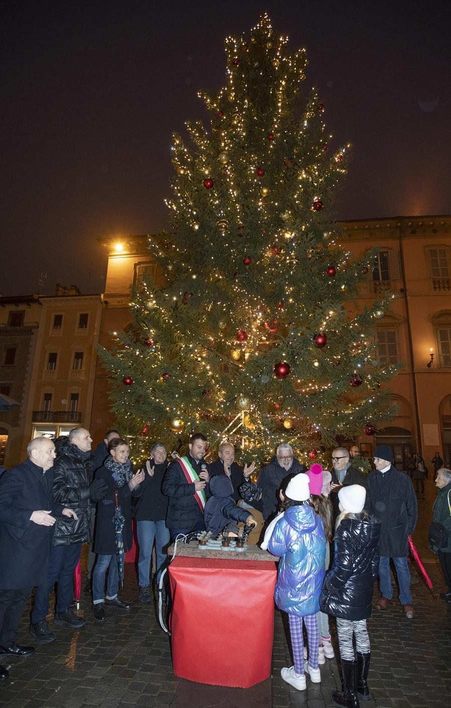 Albero E Luci, In Centro C’è Già Aria Di Natale