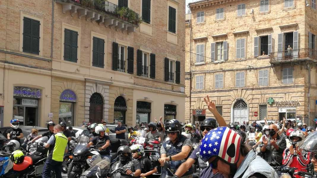 I motociclisti  rombano nel nome  del mitico Perpé