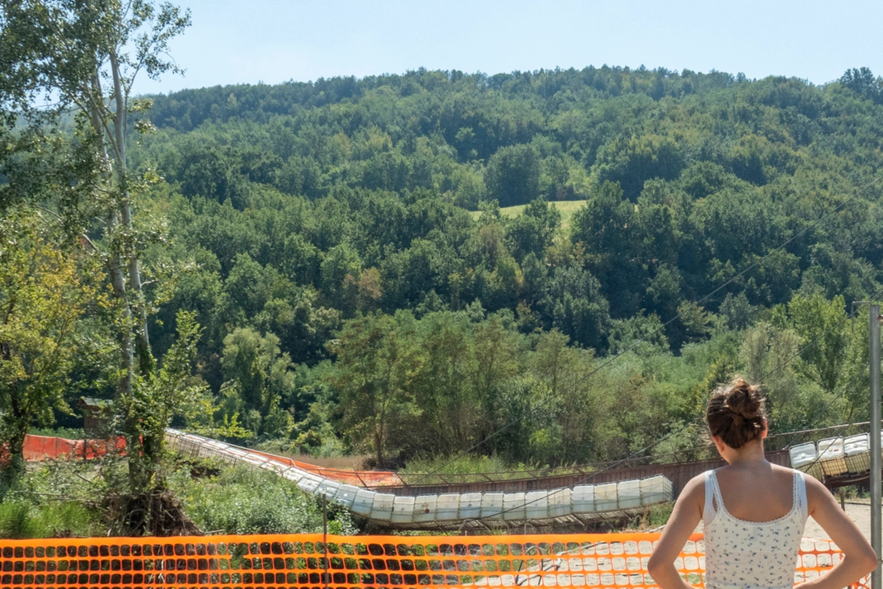 La passerella crollata (foto Tedioli). L’opera era stata ultimata ai primi di agosto e ha usufruito di 150mila euro di finanziamenti regionali erogati nel 2018