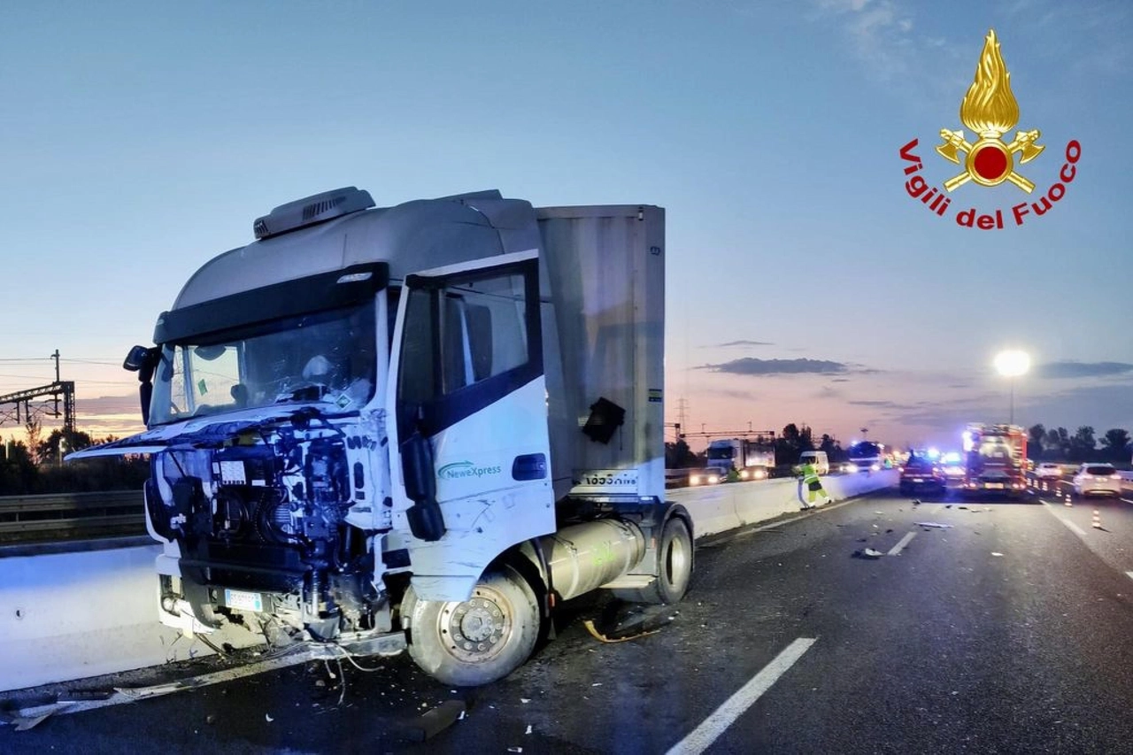 Salto di carreggiata di un tir, chiusa l'A1 tra Piacenza e Fidenza