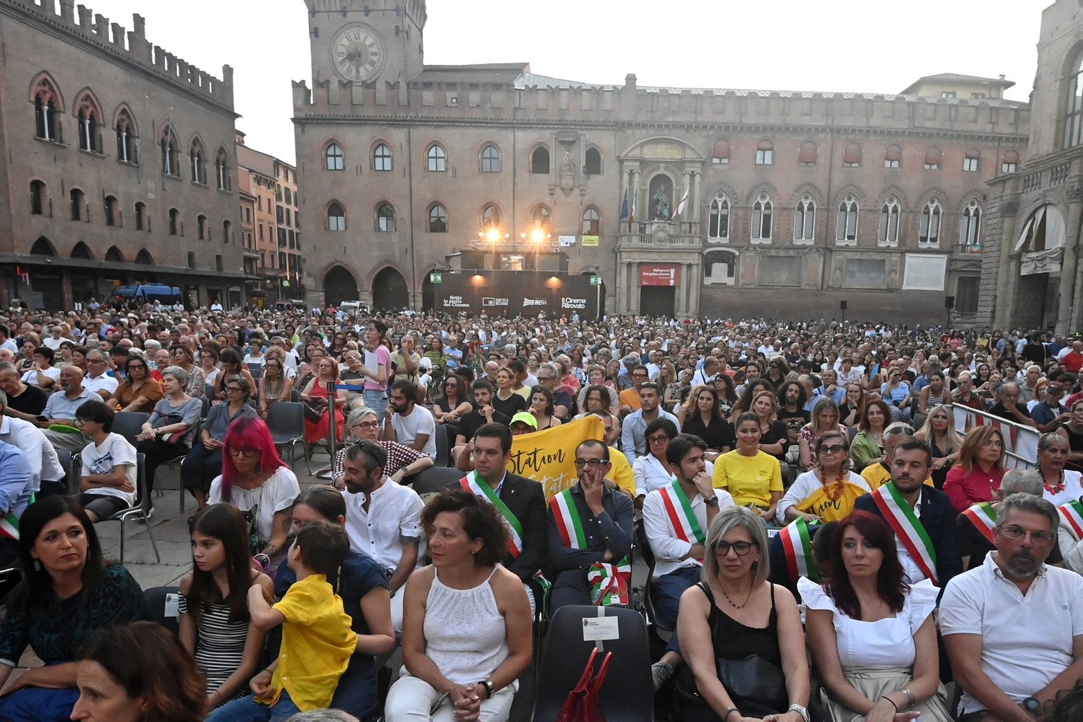 La folla che si è assiepata in piazza Maggiore per festeggiare Patrick Zaki