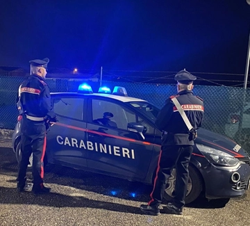 Tentato furto in tabaccheria a Bologna: calci e pugni alla saracinesca, giovanissimi nei guai