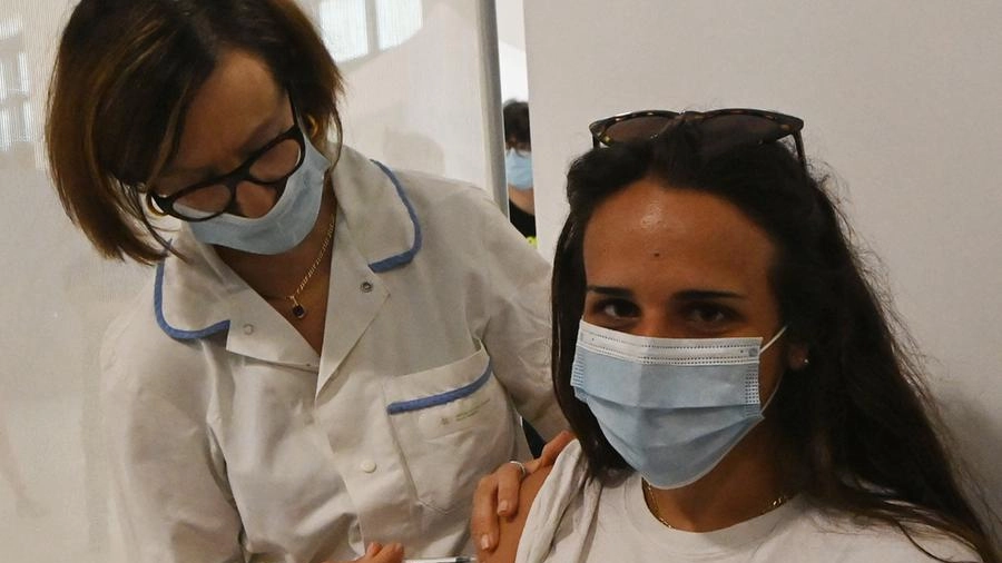 Elena, 18 anni, mentre si sottopone alla vaccinazione libera