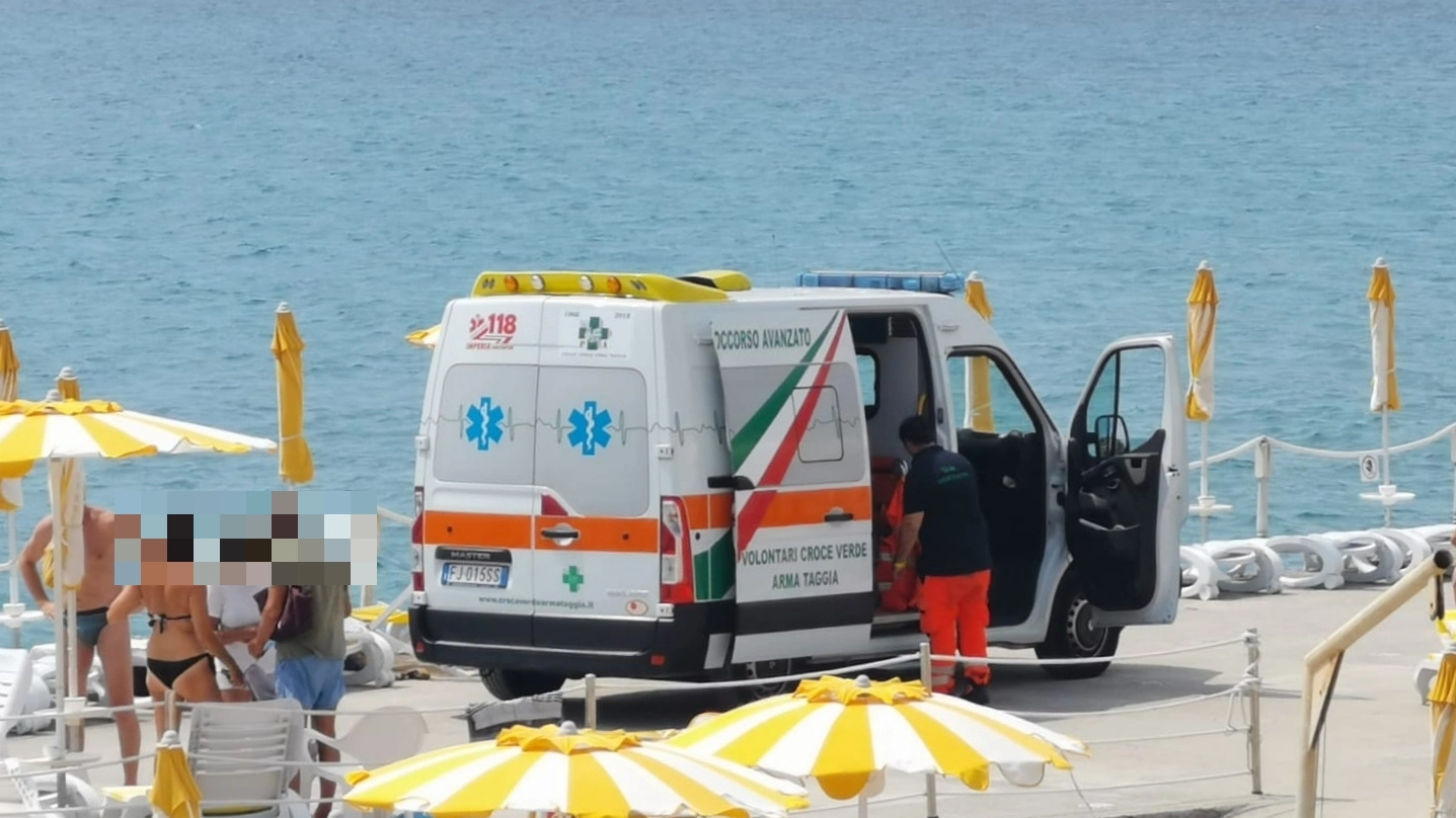 Turista annega a Cattolica davanti alla moglie, ambulanza in spiaggia (foto di repertorio)
