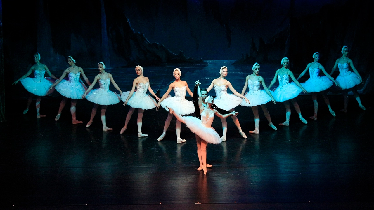 Civitanova Danza, al Rossini va in scena 'Il lago dei cigni'