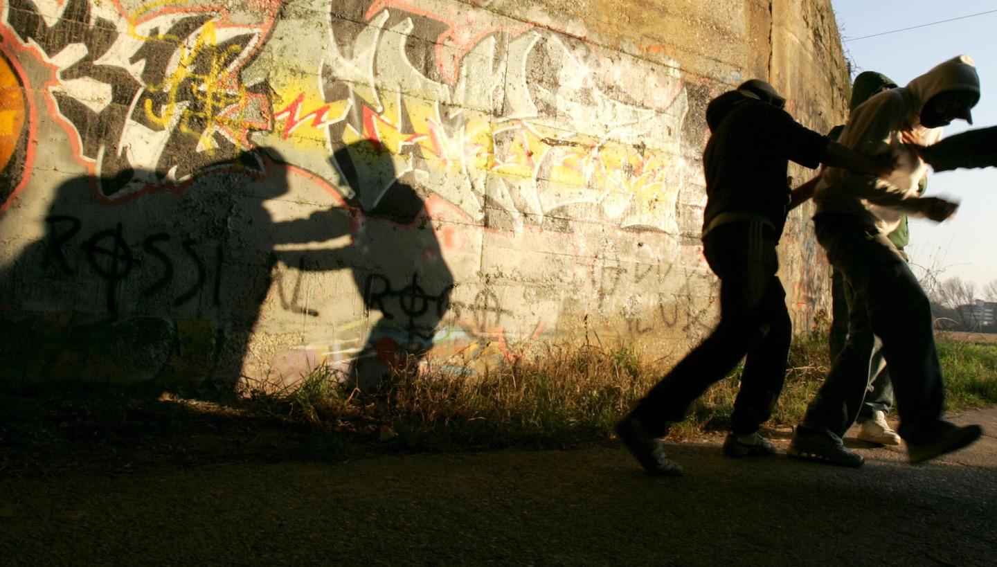 Ravenna, clistere di lassativo per i suoi 18 anni. Amici indagati per  violenza sessuale