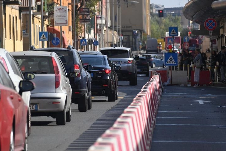 I dissuasori anti sosta selvaggi installati in via de' Carracci