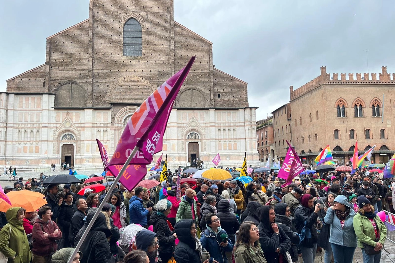 Famiglie arcobaleno: folla di persone davanti a San Petronio