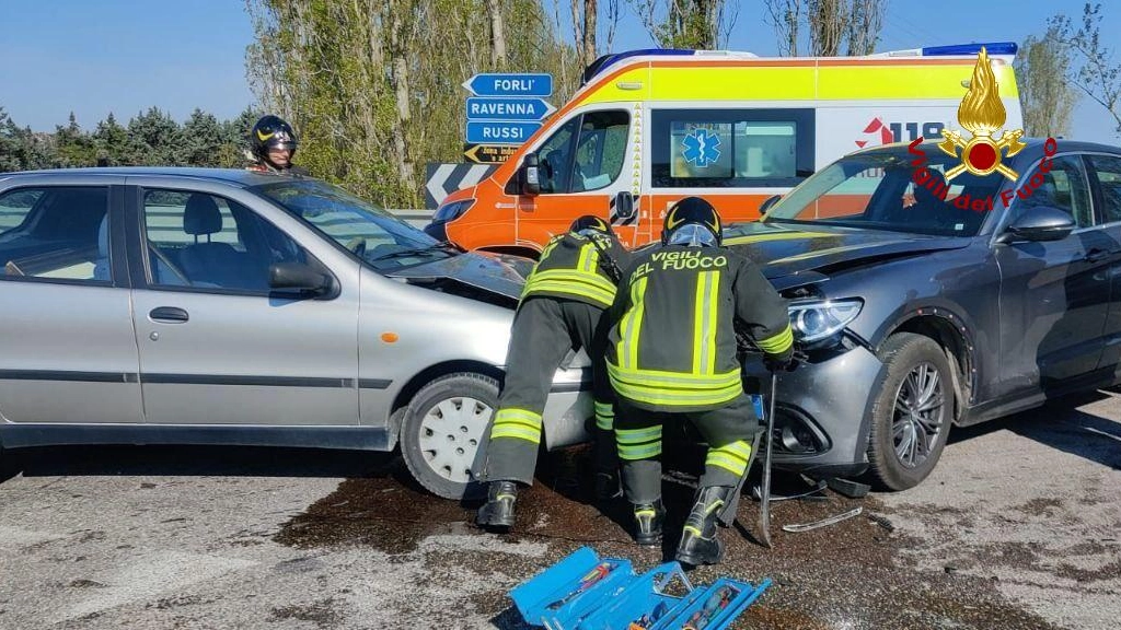 Incidente stradale in via Ravegnana, all'incrocio con via Gambellara