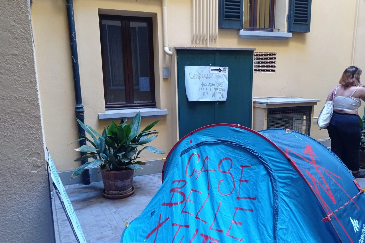 Alcuni ragazzi dei collettivi studenteschi hanno piantato le tende nel condominio di via Zamboni sede di Camplus per denunciare gli "studentati di lusso". L'azienda pronti a denunciare il blitz