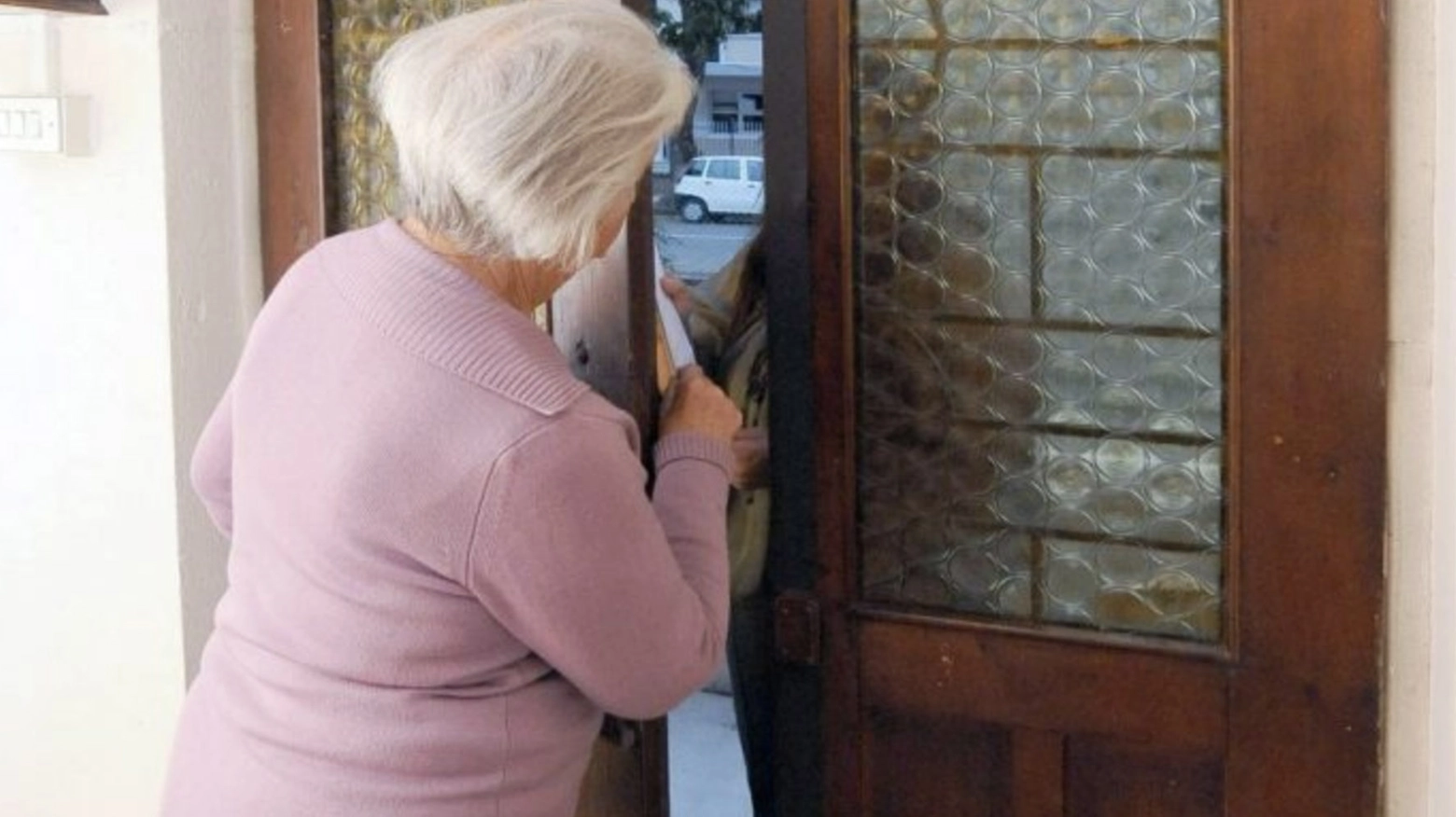 Truffa agli anziani sventata da una signora a Macerata