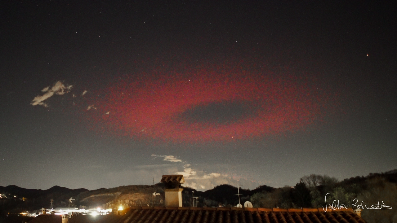 L'Elves che si è verificato nel cielo di Ancona il 27 marzo scorso (foto scattata dal fotografo Valter Binotto)