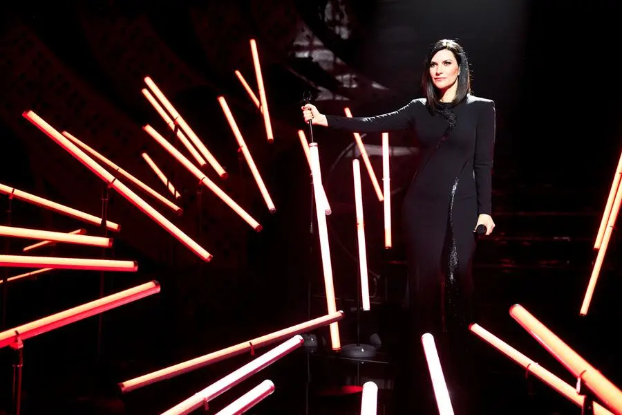 Sanremo 2022, Laura Pausini emozionata sul palco con Mika e Cattelan per l'Eurovision