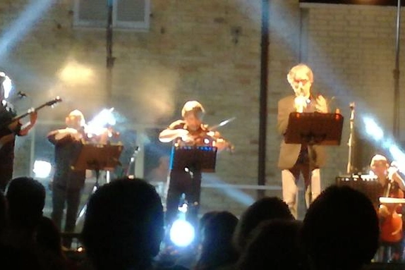 Gaetano Curreri sul palco del Paese Alto a San Benedetto poco prima di avere il malore