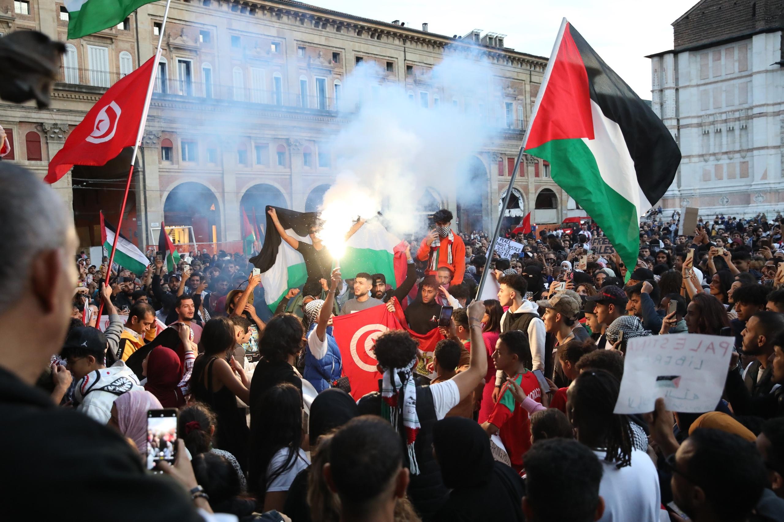 Manifestazione Per La Palestina, Migliaia In Corteo A Bologna