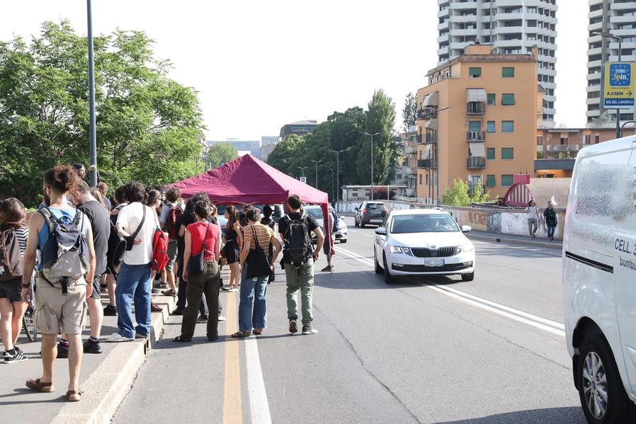 Occupazioni a Bologna, gli attivisti sul ponte di Stalngrado