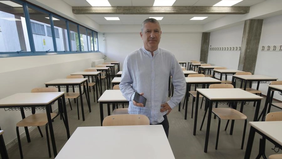 Il preside dell’Itis Nullo Baldini Antonio Grimaldi in classe