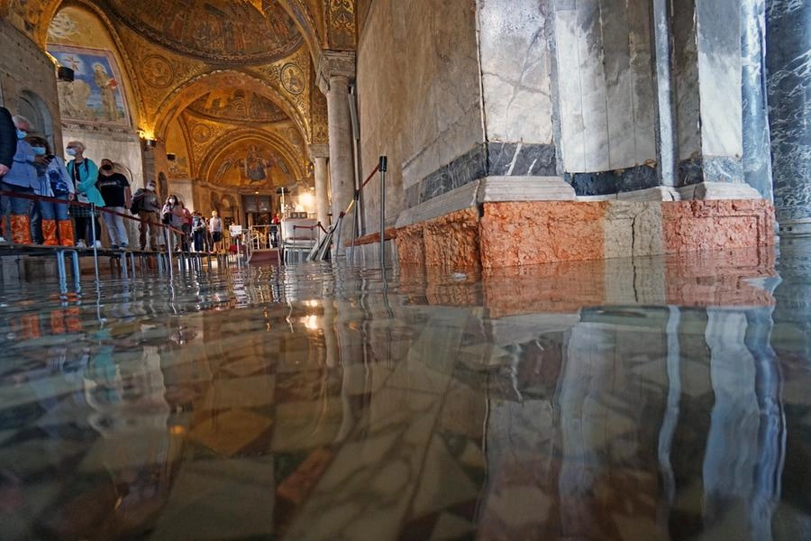 La marea allaga la Basilica San Marco