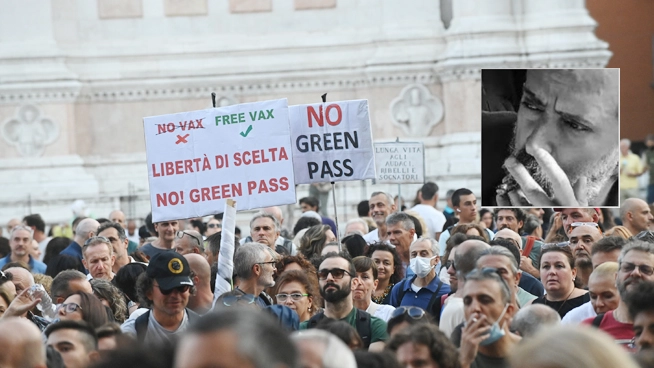 Francesco Benozzo, professore UniBo, e una manifestazione no green pass