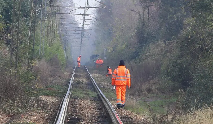 Incendio Ozzano, fiamme vicino alla ferrovia: forte ritardo dei treni