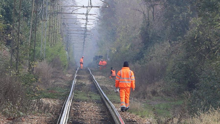 È stata danneggiata anche la linea elettrica