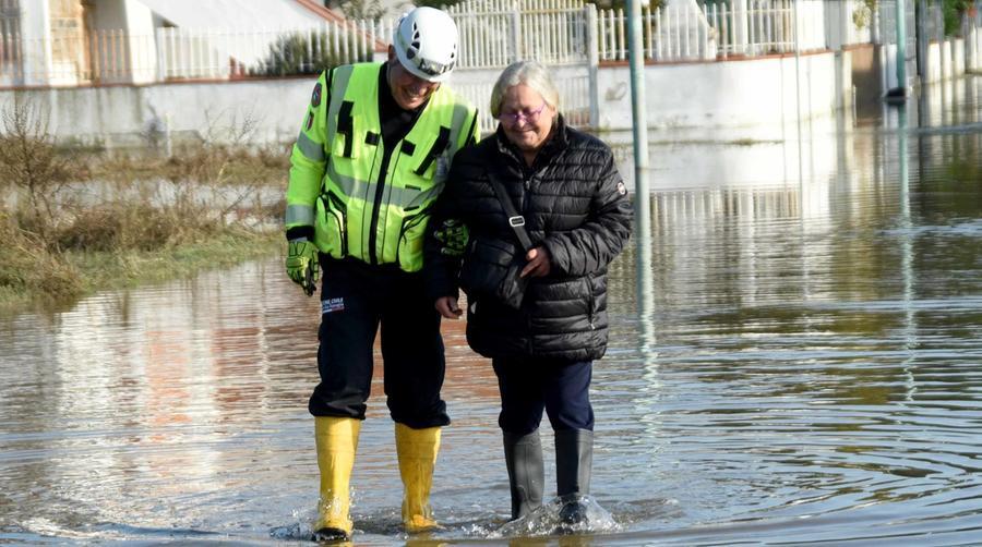 Lido Di Volano Onda Del Mare Invade Strade E Case Lotta Contro Il Tempo Dei Volontari