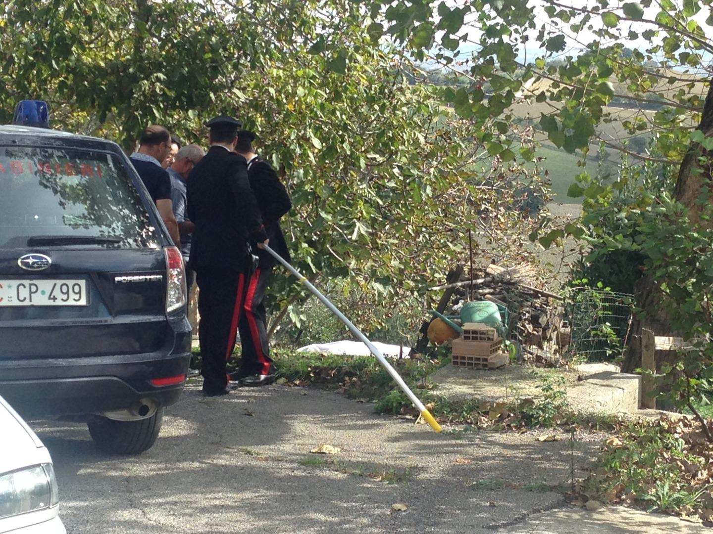 Tocca I Cavi Dell’alta Tensione E Muore Folgorato: Lo Trova La Moglie