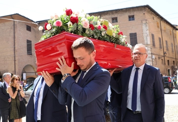 Funerale Pederzoli, il commosso ricordo del sindaco: "Era vietato parlare di sfortuna. Ribaltava la fragilità in felicità"