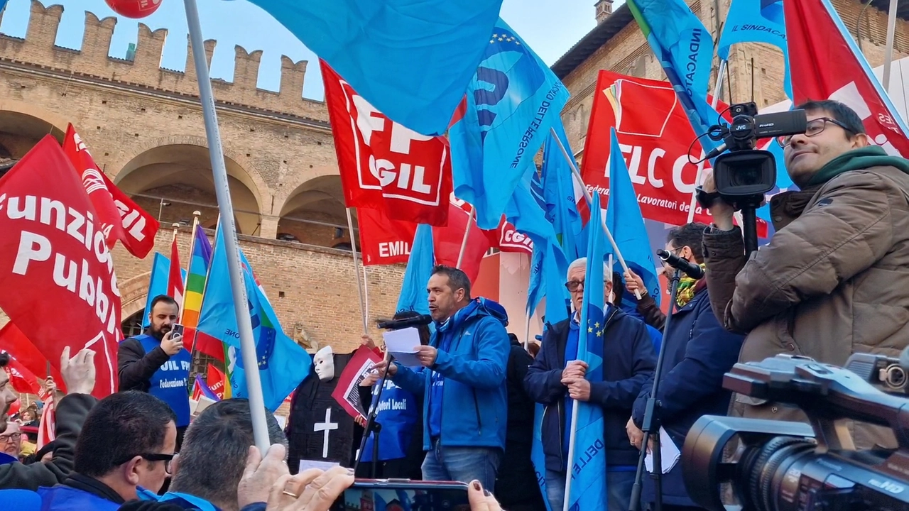 Sciopero, oltre tremila in piazza Nettuno: "Qui chi lavora e paga tasse"