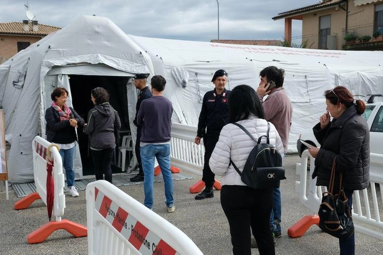 La struttura provvisoria allestita nel piazzale di Pianello di Ostra per votare