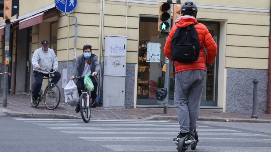 Un monopattino elettrico mentre attraversa la strada sulle strisce pedonali (foto Luca Ravaglia)