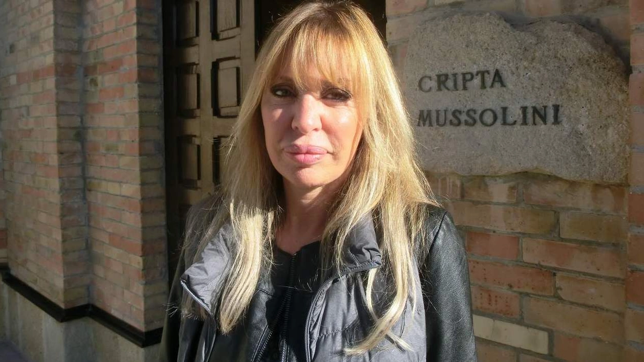 Alessandra Mussolini di fronte alla cripta