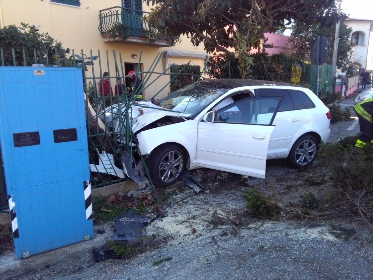 Osimo Incidente In Auto Uomo Esce Di Strada E Centra Un Albero