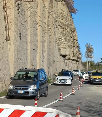 Bologna, code e disagi sulla Porrettana per la caduta massi