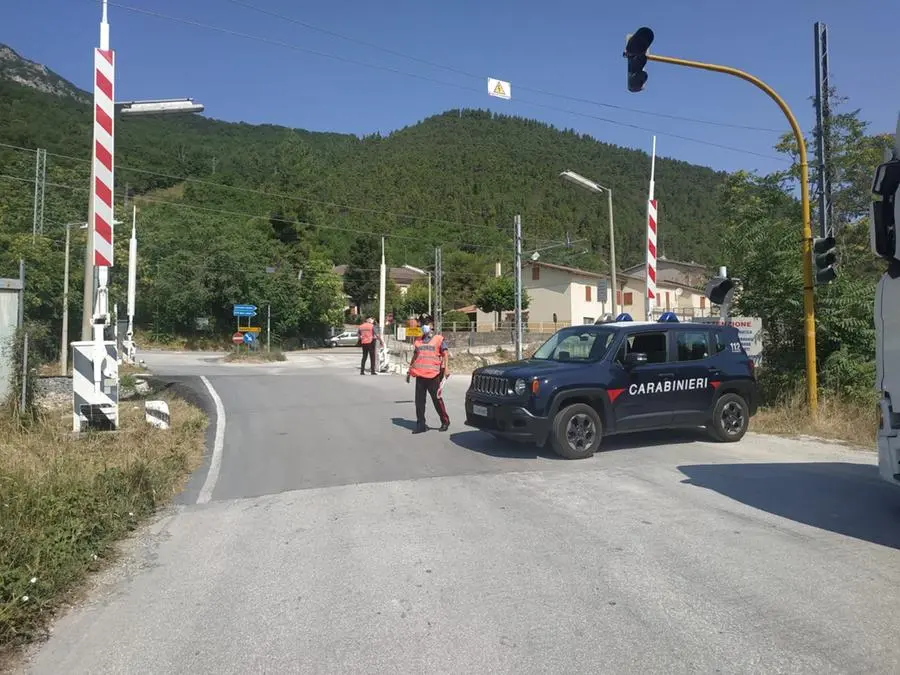 Serra San Quirico, camion e auto bloccata: paura sui binari