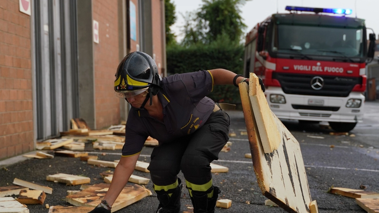 Vigili del fuoco al lavoro in via Peri (foto Fiocchi)